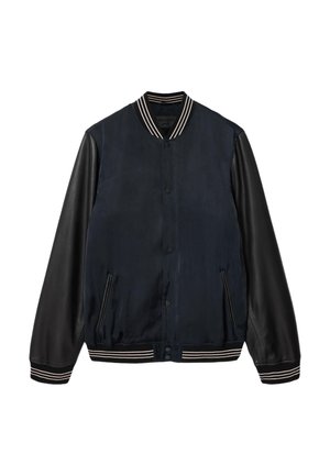 Marineblauwe bomberjack met zwarte leren mouwen, geribde kraag, boorden en zoom met strepen, drukknopen als sluiting en twee zakken aan de voorkant.