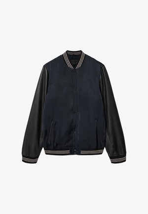 Marineblauwe bomberjack met zwarte leren mouwen, geribde kraag, boorden en zoom met strepen, drukknopen als sluiting en twee zakken aan de voorkant.