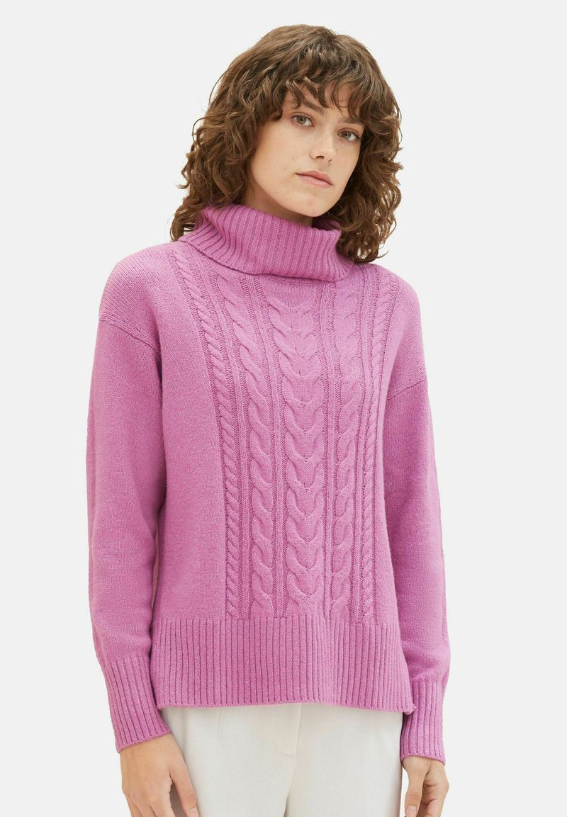 Pulover tricotat roz, cu guler înalt, design din tricot cu model de cablu, tiv și manșete ribbate, și o croială lejeră. Textură moale.