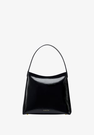 Bolso de hombro de cuero negro con un solo asa y el logotipo de la marca en tono dorado "Victoria Hyde" en la parte inferior central.
