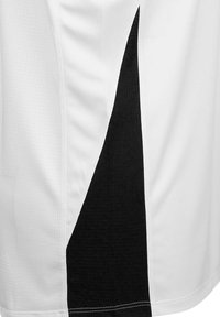 Weißes Sportshirt mit einem schwarzen, dreieckigen Mesh-Einsatz an der Seite, mit einer glatten Textur und kontrastierenden Nähten.