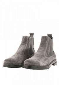 Stivaletti Chelsea in suede grigia con pannelli laterali elasticizzati, punta arrotondata e suola in gomma. Il design include dettagli cuciti e una linguetta per aiutare a indossarli.