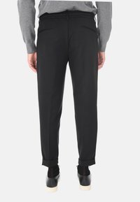 Pantaloni a sigaretta neri con orlo risvoltato, dotati di una vita elasticizzata e due tasche posteriori con cerniera, realizzati in un tessuto liscio e leggero.