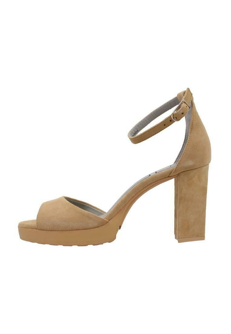 Sandalia de tacón alto de ante beige con punta abierta, tira en el tobillo y tacón grueso. Suela con plataforma que añade altura y estabilidad. Suela de goma texturizada.