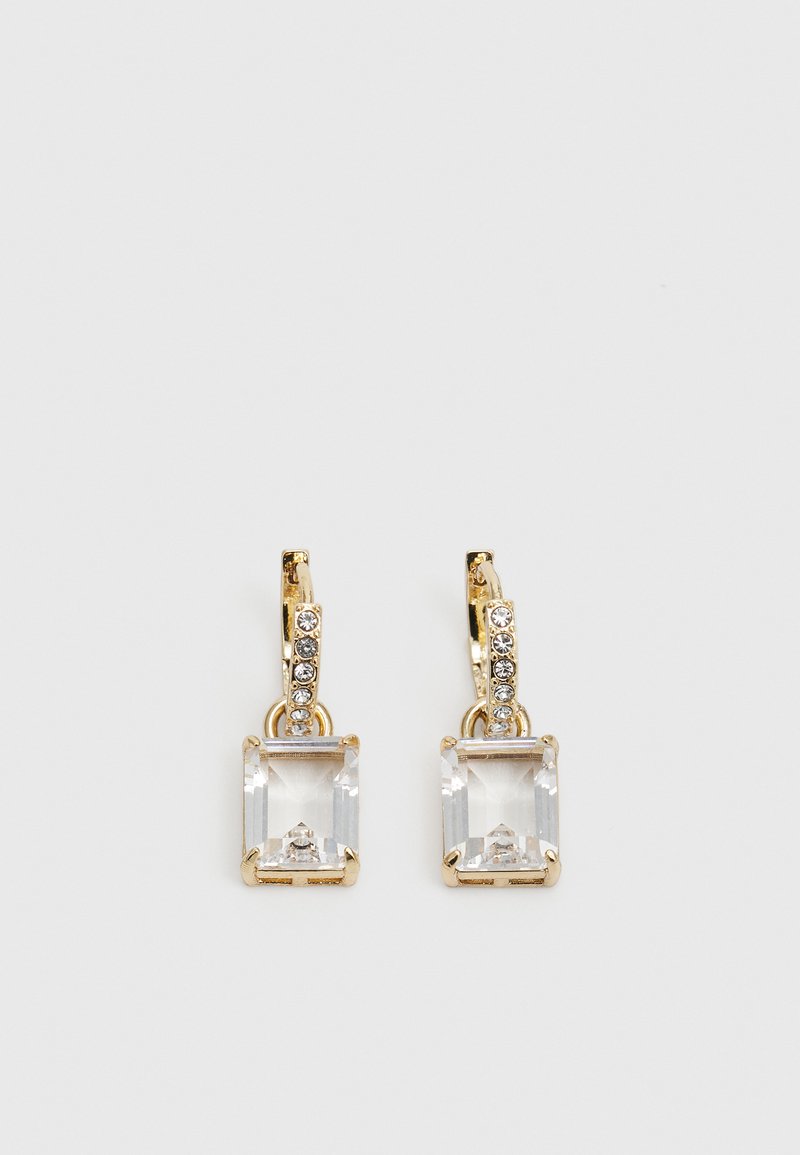 Gouden oorbellen met een rechthoekige, heldere kristal die onder een rij kleine, ronde heldere accenten hangt. Strak, modern ontwerp.