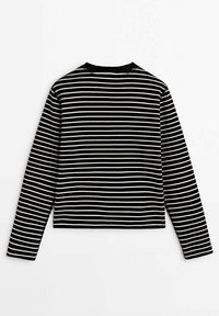 Chemise noire à manches longues avec des rayures horizontales blanches, col rond et ourlet droit, posée à plat sur un fond blanc.