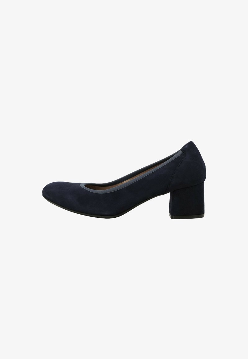 Pump in suede blu navy con tacco a blocco, punta arrotondata e un'accortezza in pelle liscia attorno all'apertura. Suola in gomma piatta, design minimalista.