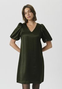 Rochie satin, verde măsline, cu decolteu în V, mâneci bufante și croială liberă. Are un design simplu și o lungime până la genunchi.
