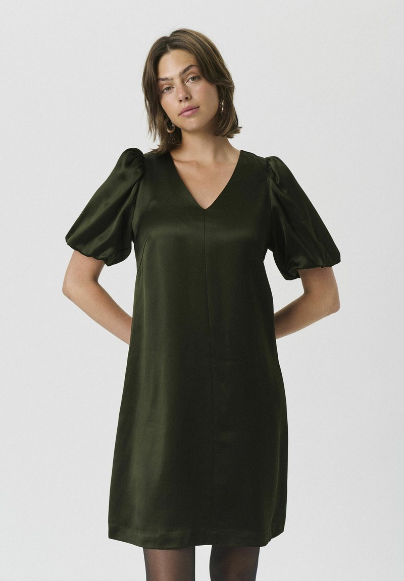 Rochie satin, verde măsline, cu decolteu în V, mâneci bufante și croială liberă. Are un design simplu și o lungime până la genunchi.