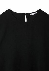 Top nero con superficie leggermente texture, scollatura rotonda e un piccolo dettaglio a forma di chiave sul retro. L'etichetta mostra il nome del marchio "Terranova."