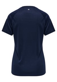 Donkerblauwe sportshirt met korte mouwen met een klein wit "XK" logo gecentreerd vlakbij de bovenste halsrand op de rug.
