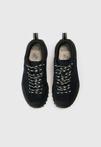 Tmavomodré textúrované tenisky s čiernymi gumovými podrážkami, vybavené sivými a bielymi tkanými šnúrkami a pútkami na päte.