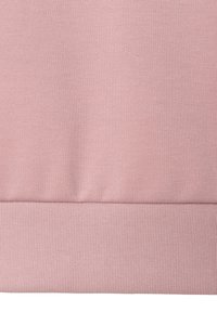 Tissu de sweat-shirt rose clair avec une texture lisse et des poignets côtelés au niveau de l'ourlet. Présente un design simple et sans ornements.