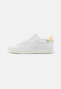 Sneaker bianca con design perforato, accento dorato sul tallone e rivestimento beige. Presenta punta tonda, chiusura con lacci e suola in gomma.