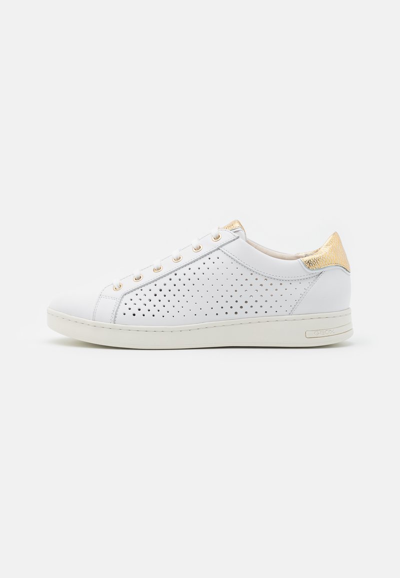Sneaker bianca con design perforato, accento dorato sul tallone e rivestimento beige. Presenta punta tonda, chiusura con lacci e suola in gomma.