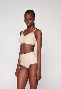 Smėlio spalvos belaidė braletė su permatomu sluoksniu ir reguliuojamomis petnešėlėmis, derinama su aukštu liemeniu be siūlių diena. Lygi, švelni audinio tekstūra.