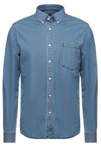 Jasnoniebieska koszula dżinsowa z kołnierzykiem zapinanym na guziki, długimi rękawami i jedną kieszenią na piersi. Posiada zapięcie na guziki z przodu i gładką fakturę.