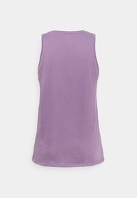 Liliowy, bezrękawnik wykonany z miękkiej tkaniny, z okrągłym dekoltem i luźnym krojem. Bez widocznych logo ani ozdób.