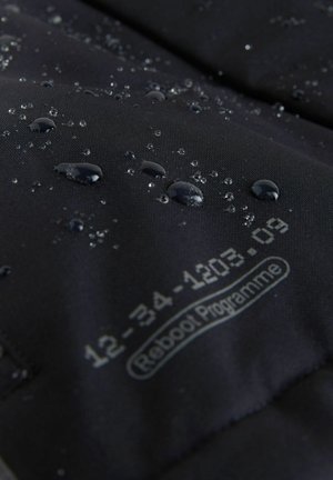 Vandafvisende sort stof med synlige vanddråber. Indeholder trykt tekst i grå: "12-34-1203.09 Reboot Programme." Glat tekstur.