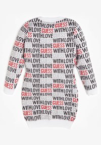 Maglione bianco con un motivo di testo ripetuto in nero, rosso e grigio che recita "GUESS" e "WITH LOVE." Maniche lunghe e orlo a coste.