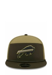 Grüne und braune Snapback-Cap mit flachem Schirm, die auf der Vorderseite mit einem gestickten Büffel-Logo in Schwarz und Gold versehen ist.
