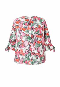 Camisa de botón floral que presenta una mezcla de patrones de frutas rojas, rosas y verdes sobre un fondo blanco; mangas 3/4 con puños atados.