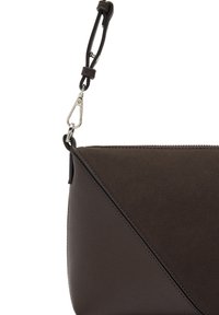 Brązowa skórzana torba na ramię z ukośnym wzorem, wyposażona w zamek błyskawiczny oraz odpinany pasek z srebrnym karabińczykiem.