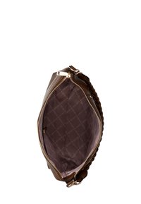 Bolso de cuero marrón con asa trenzada, cremallera dorada y forro de tela con un patrón de logotipo repetido. Abierto mostrando el espacio interior.