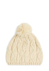 Gorro de punto color crema con un patrón de trenzas texturizado y un pompón esponjoso en la parte superior. La lana incluye motas de colores.