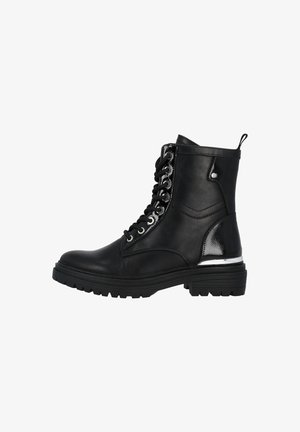 Bottine en cuir noir avec un bout rond, un laçage à l'avant, des accents en vernis brillant, une tige texturée et une semelle en caoutchouc épaisse avec un détail métallique.