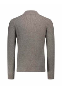 Pull côtelé à manches longues de couleur grise douce, présentant une texture subtile et un col classique.