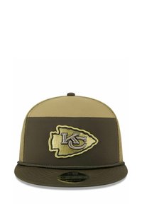 Olivgrüner Snapback-Hut mit einer beigen Frontblende, die ein gesticktes KC-Logo zeigt. Flacher Schirm, strukturierter Stoff und verstellbarer Riemen.