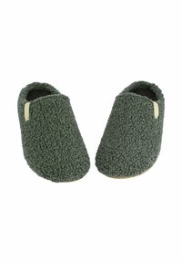 Groene zachte pantoffels van gestructureerde stof met een zachte voering, met een eenvoudig, rond ontwerp en een klein zijlabel.