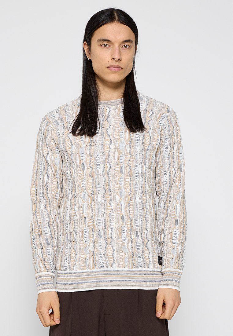 Strickpullover in Beige und Hellgrau mit strukturiertem Muster und gerippten Bündchen. Mit rundem Halsausschnitt und Logodetails am Saum.