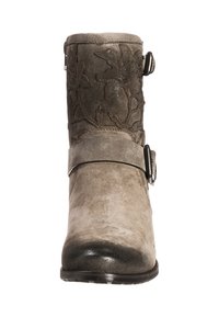 Šedá semišová bota s vyraženým květinovým vzorem, stříbrnými kovovými doplňky a páskem. Kulatá špička a texturovaný povrch pro lepší přilnavost.