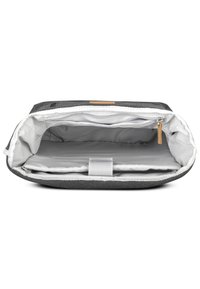 Sacca in tessuto grigio con interno bianco, chiusura con zip e una sezione divisa. Presenta una base piatta e un anello per un facile trasporto o attacco.