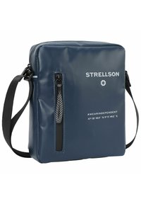 Borsa a tracolla quadrata blu realizzata in materiale sintetico lucido. Presenta una tasca frontale con zip, una tracolla regolabile e dettagli testuali stampati.