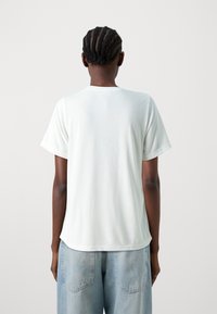 Noisy May NMREMA CORSAGE DETAIL - Apdrukāts T-krekls - bright white