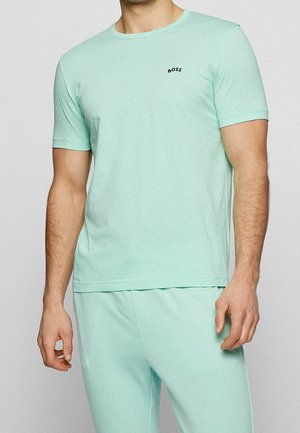 T-shirt à manches courtes vert menthe en tissu doux, avec un col rond et un petit logo noir "BOSS" sur la poitrine gauche.