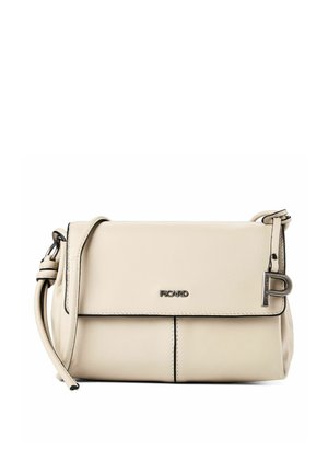 Beige Leder-Umhängetasche mit Frontklappe, silbernem Picard-Logo, verstellbarem Riemen mit Knoten und metallischem „P“-Anhänger an der Seite.