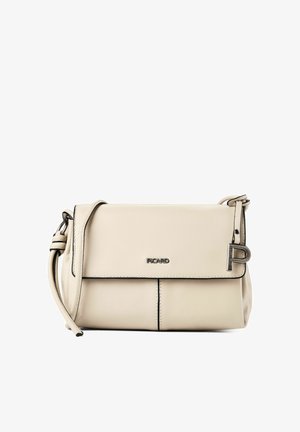 Beige leren crossbodytas met voorflap, zilveren Picard-logo, verstelbare schouderband met knoop en metalen "P" bedel aan de zijkant.