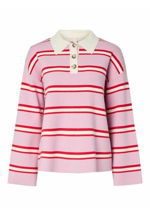 Vaaleanpunainen pitkähihainen poolopaita, jossa on punaisia ja kermaisia raitoja, kermanvärinen kaulus ja kolme suurta nappia edessä.