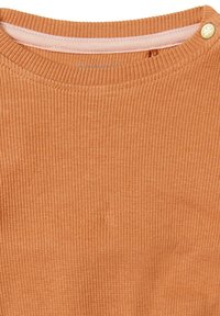 Prążkowany top z długim rękawem w kolorze pomarańczowym z gładką, kontrastującą wewnętrzną linią dekoltu. Posiada dekoracyjny guzik na ramieniu.