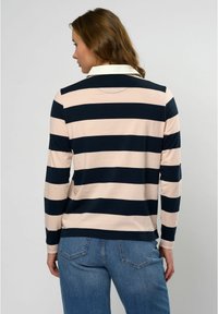 Langsleeve gestreept shirt in marineblauw en zachtroze, met een witte kraag. Gemaakt van een gladde stof met een loszittende pasvorm en horizontale strepen.