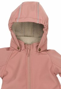 Ružová nepremokavá bunda s kapucňou, ktorá má fleece podšívku, zapínanie na zips a strieborné akcenty na kapucni.