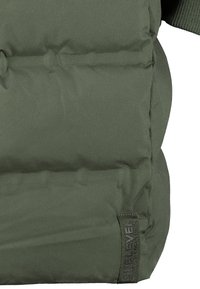 Mit einem glatten Textur, gesteppten Abschnitten und einem Stoffetikett an der Seite, das "SUBLIME" zeigt, ist diese olivgrüne gepolsterte Jacke ausgestattet.