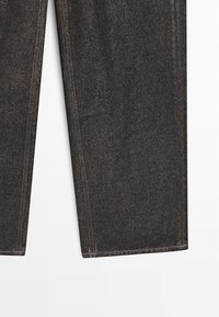 Tmavé denimové kalhoty s jemnou strukturou, rovného střihu, detailním prošíváním a klasickým pasem.