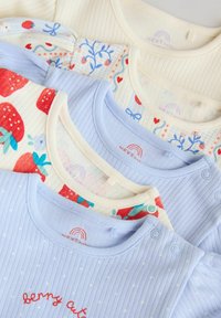 Set di body per neonati a coste in tessuti blu, crema e fantasia con fragole, disegni floreali e bottoni a pressione sulle spalle.