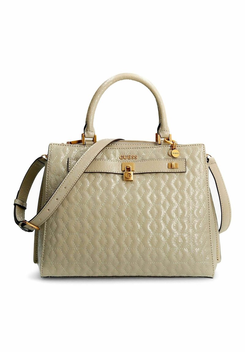 Sac à main matelassé beige avec poignées supérieures, bandoulière ajustable, fermeture dorée et logo Guess à l'avant.