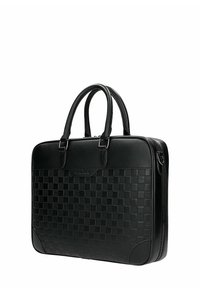 Pochette in pelle nera con una parte frontale a motivo scacchiera, manici doppi, chiusura con zip e un piccolo logo impresso sulla superficie.